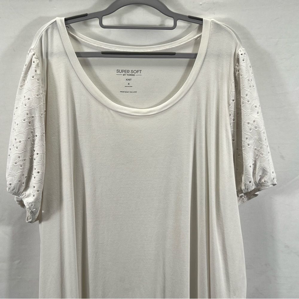 Torrid Eyelet Puff Sleeve Classic Fit Super Soft Scoop Blouse 0820 - Picture 2 of 11